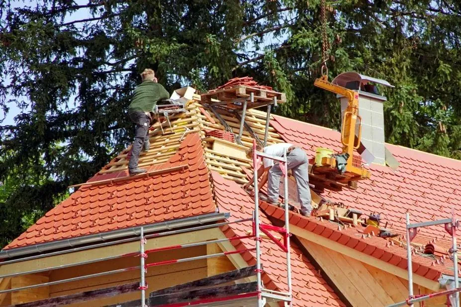 Krycie dachu dachówką ceramiczną