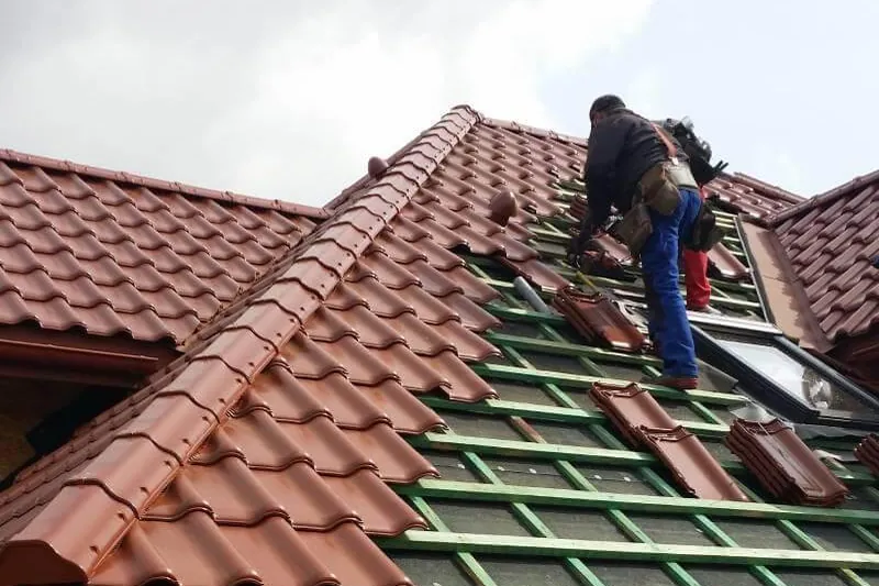 Układanie dachówki ceramicznej na łatach