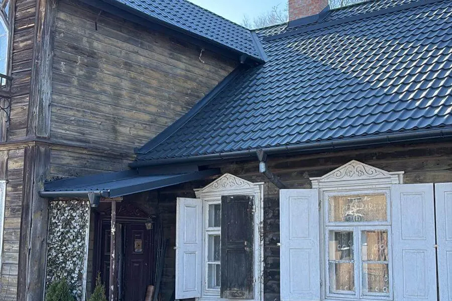 Drewniany dom po wymianie pokrycia na blachodachówkę