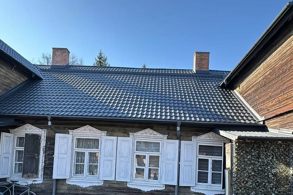 Nowe pokrycie z blachodachówki na starym domu